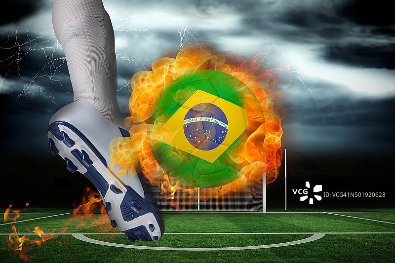 足球运动员踢着燃烧的巴西国旗球图片素材