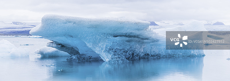 淡蓝色冰山漂浮在冰川海洋泻湖全景冰岛图片素材