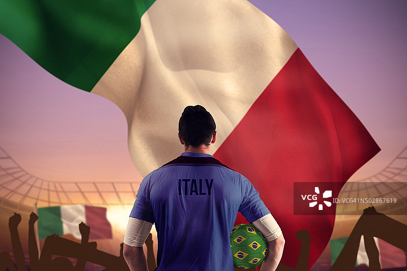 意大利足球运动员抱着球的合成图像图片素材