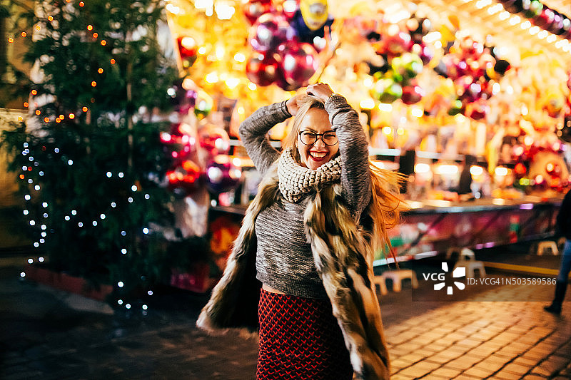 街道肖像年轻女子在节日的圣诞市场图片素材