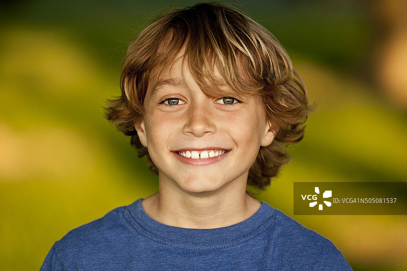 一个快乐的小男孩的肖像图片素材