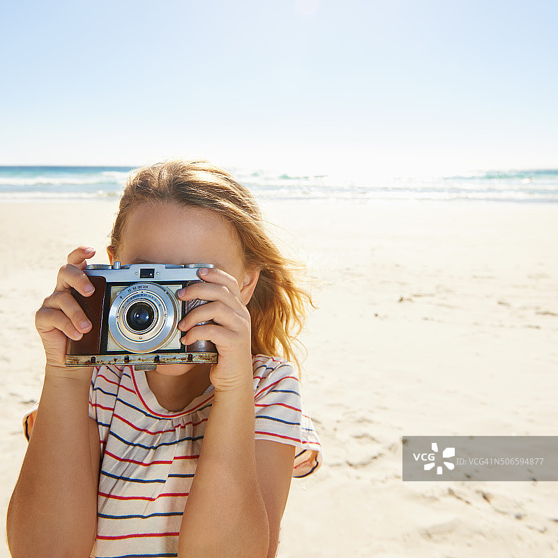 带着她的相机在海滩上图片素材