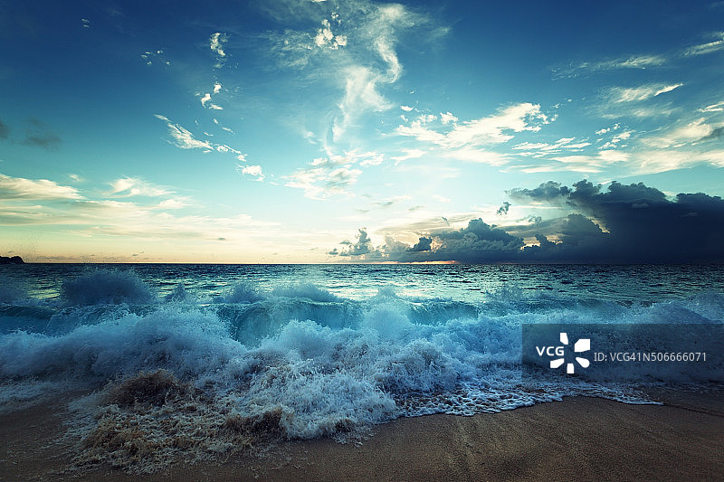塞舌尔海滩上的日落图片素材