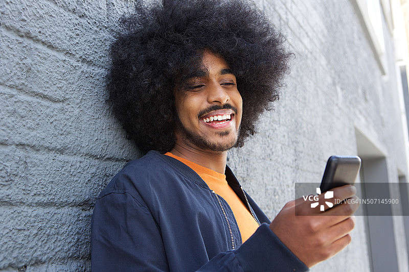 微笑的非洲人使用手机图片素材