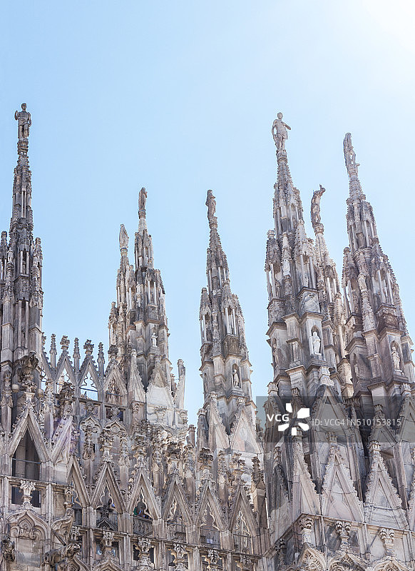 意大利米兰大教堂。广场拳。雕像的特写。图片素材