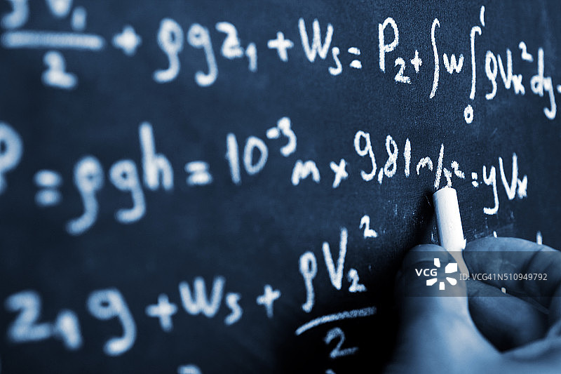 数学方程写在黑板上图片素材
