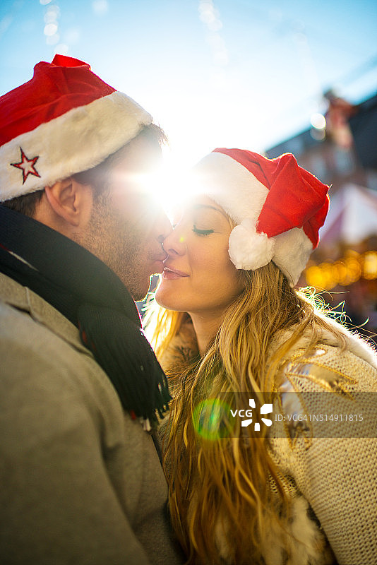 一对可爱的西班牙夫妇在马德里享受圣诞节图片素材