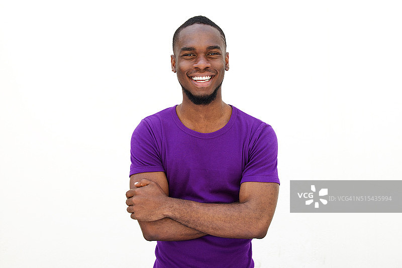穿着紫色t恤微笑的年轻人图片素材