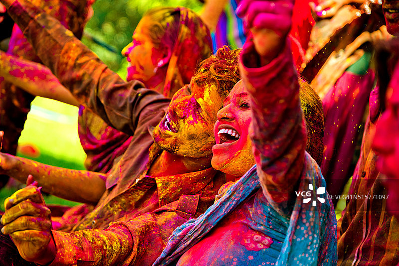 快乐的印度人庆祝胡里节图片素材