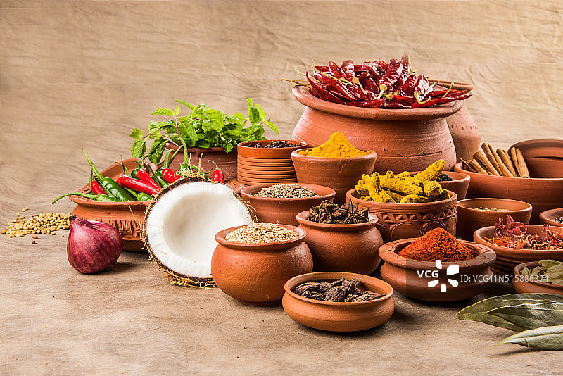 赤陶罐中的印度香料，五颜六色的香料，香料组图片素材