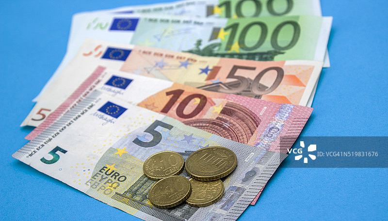 一组欧元钞票的高角度视图图片素材