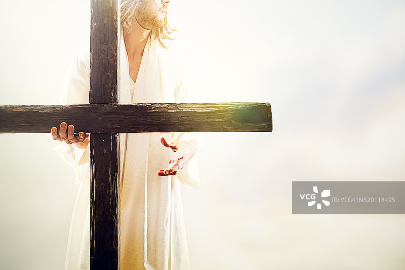 耶稣基督握着十字架图片素材