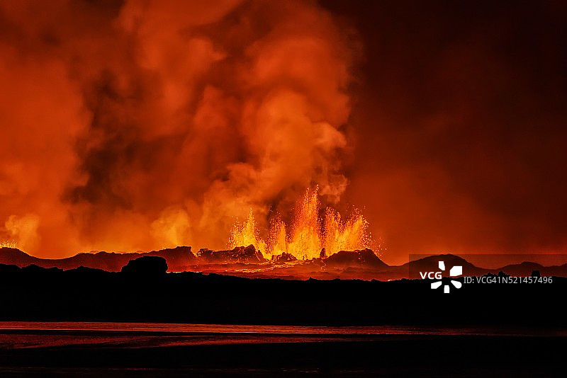 冰岛Bardarbunga火山附近的Holuhraun裂缝，岩浆喷泉在夜间喷发图片素材
