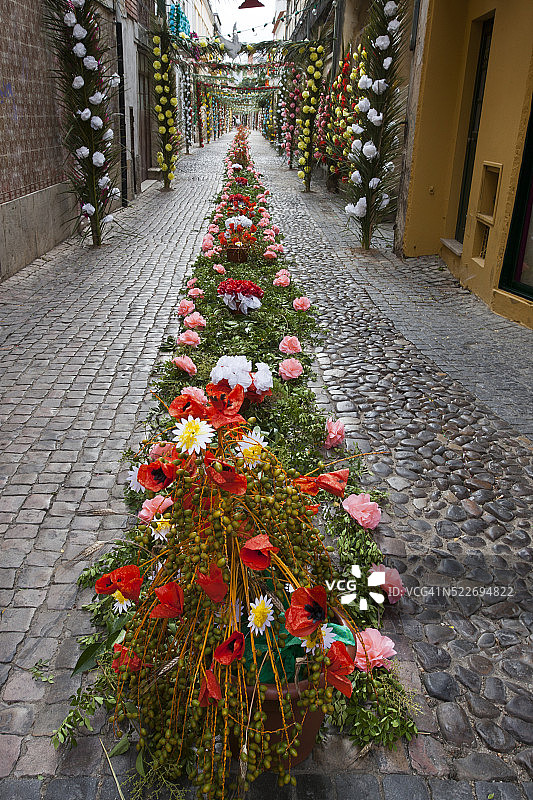 托马尔的街道装饰着纸花庆祝，称为托盘节图片素材