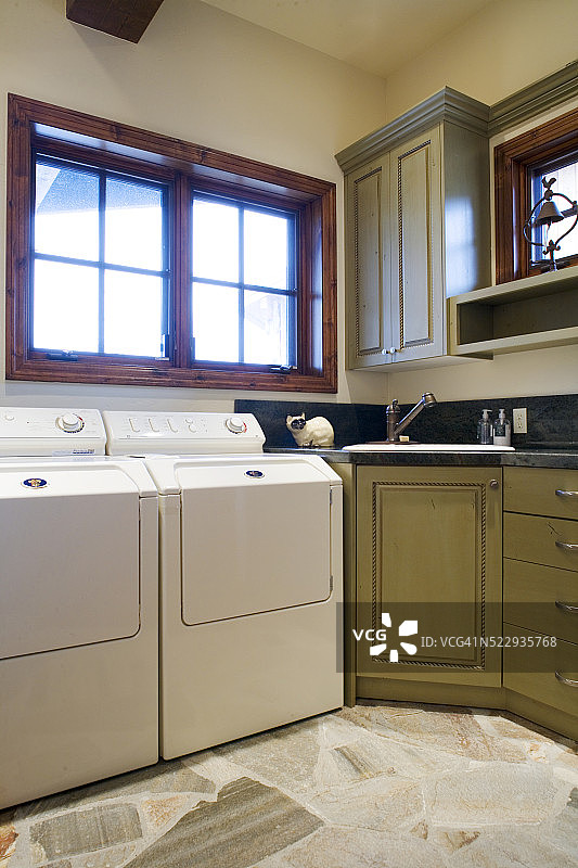 洗衣房绿色橱柜，石材地板图片素材
