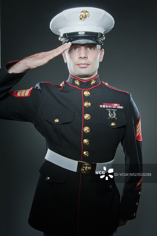 穿着制服的美国海军陆战队员敬礼图片素材