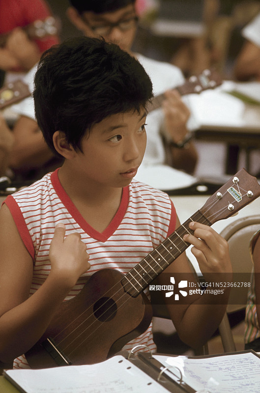 年轻的夏威夷音乐家在课堂上图片素材