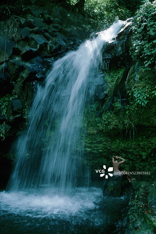 在安纳代尔瀑布下放松的女人图片素材