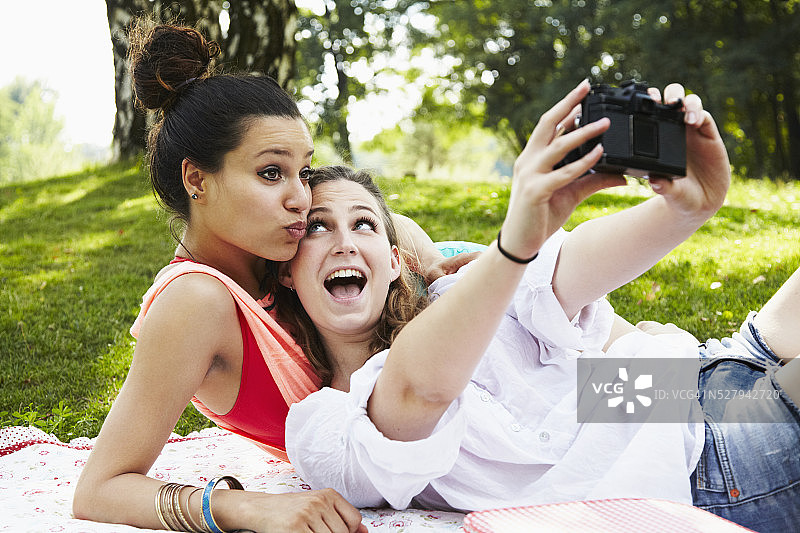 两个年轻女人在公园里自拍图片素材