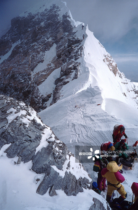 珠穆朗玛峰上的登山者图片素材