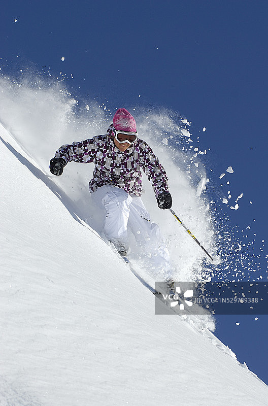 女子在刚雪中滑雪图片素材