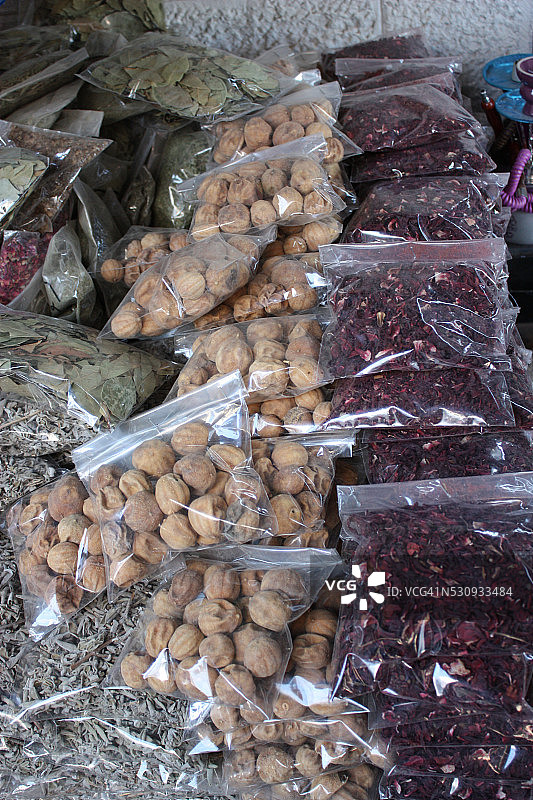 肉豆蔻坚果，月桂叶，木槿茶在香料市场，约旦图片素材