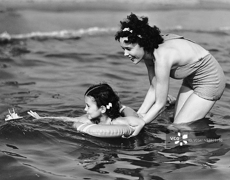 母亲和女儿在海上图片素材
