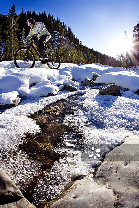 冬天骑山地自行车图片素材