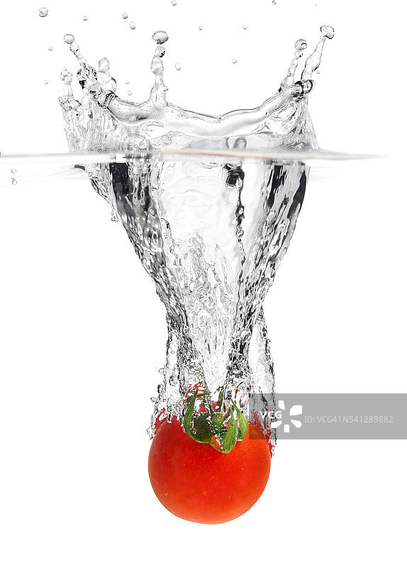 把番茄泼进水里图片素材