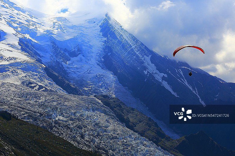 玻松冰川前滑翔伞，勃朗峰阿尔卑斯山日出图片素材