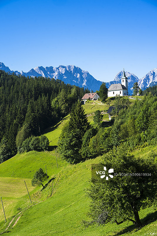 斯洛文尼亚阿尔卑斯全景公路附近的圣灵教堂图片素材