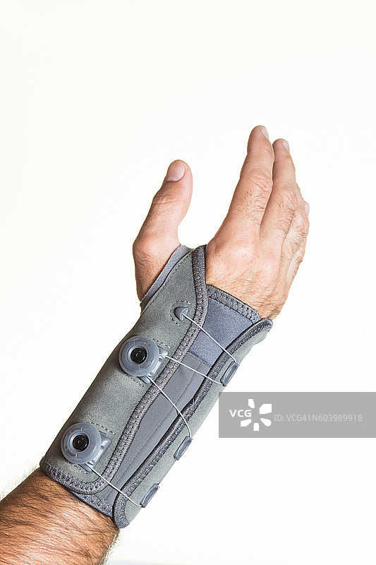 用绷带将手腕和压力调节器绑在人的手上-隔离图片素材