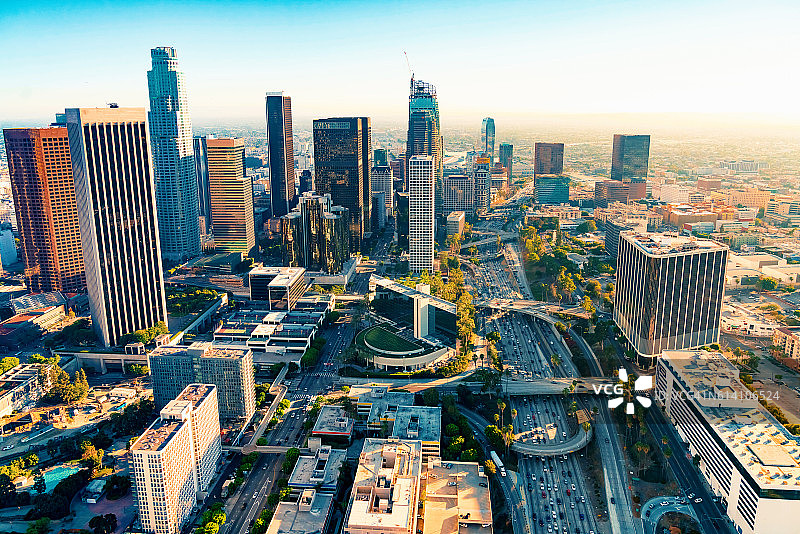 日落时洛杉矶市中心的鸟瞰图图片素材