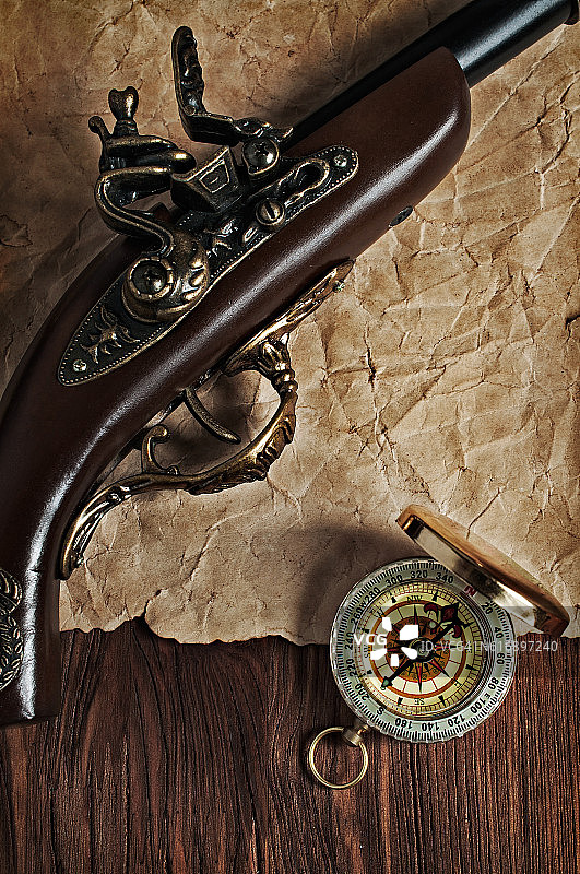 古老的手枪和黄铜指南针图片素材