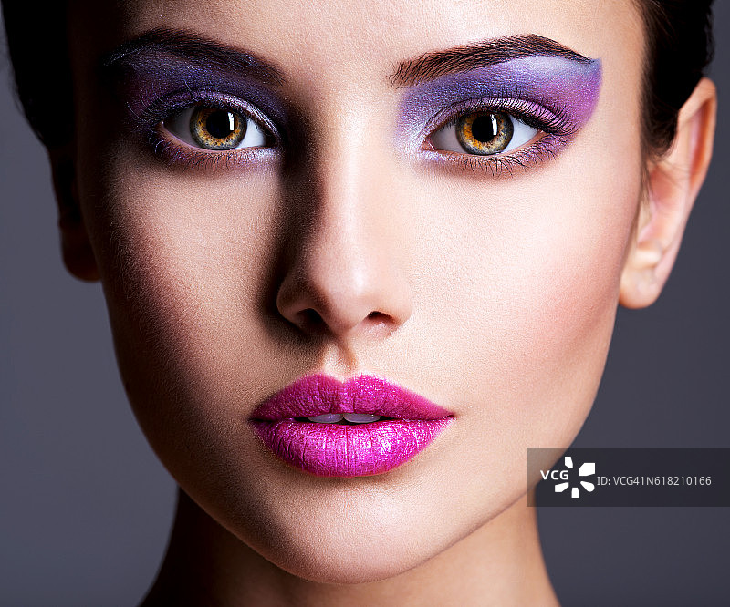 漂亮的脸蛋配上紫色的眼妆图片素材