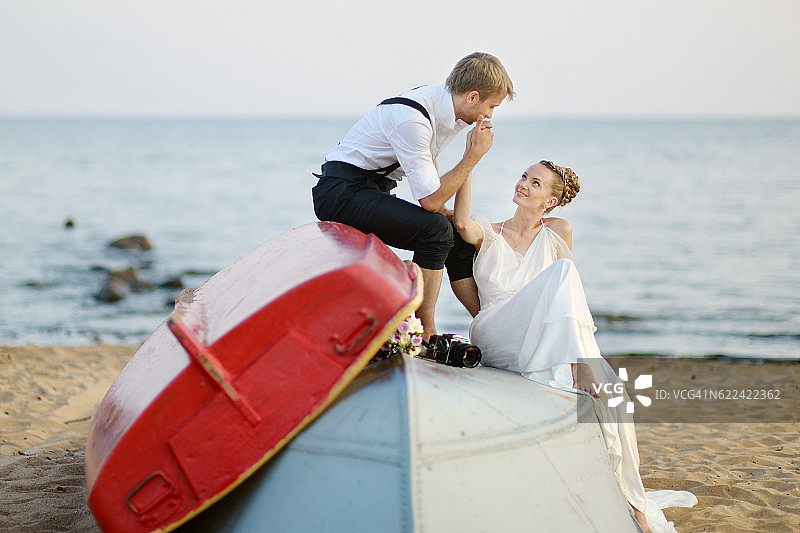 新娘和新郎在沙滩上接吻图片素材