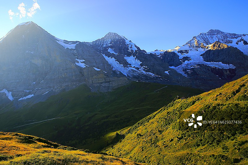 瑞士阿尔卑斯山伯尔尼斯高地，日出时的少女、艾格尔和蒙克图片素材