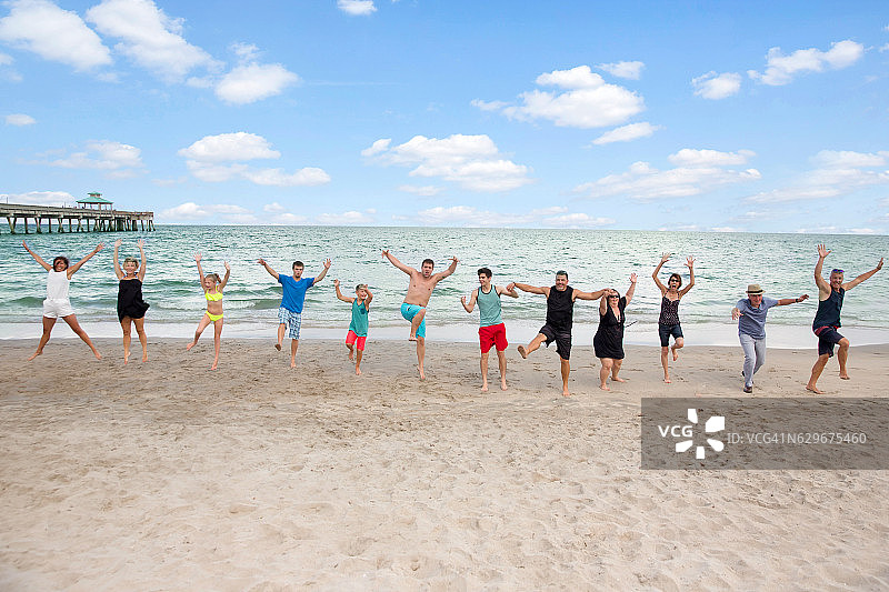 系列:一家人在公共海滩享受团聚假期图片素材