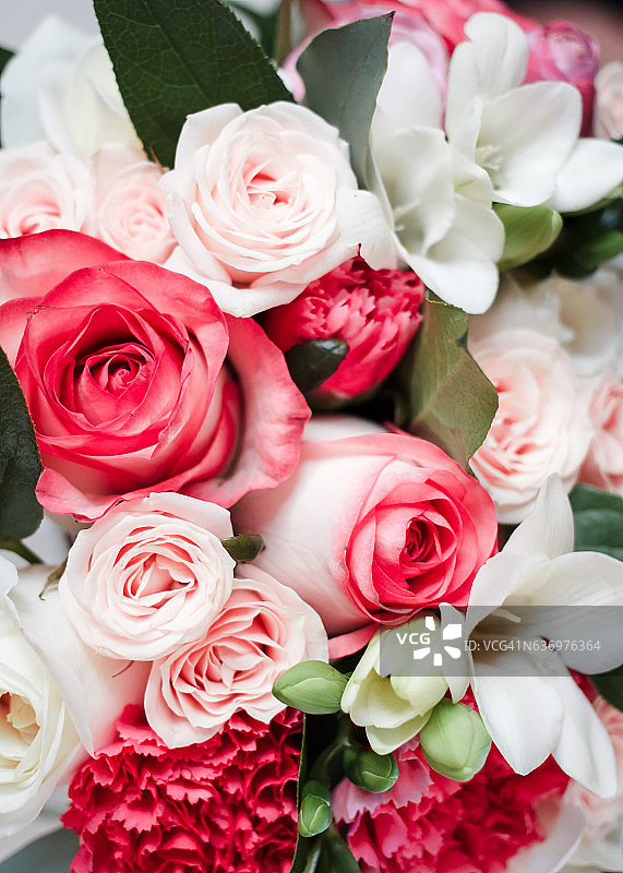 新娘捧花玫瑰，小苍兰，康乃馨和脂肪。俯视图图片素材