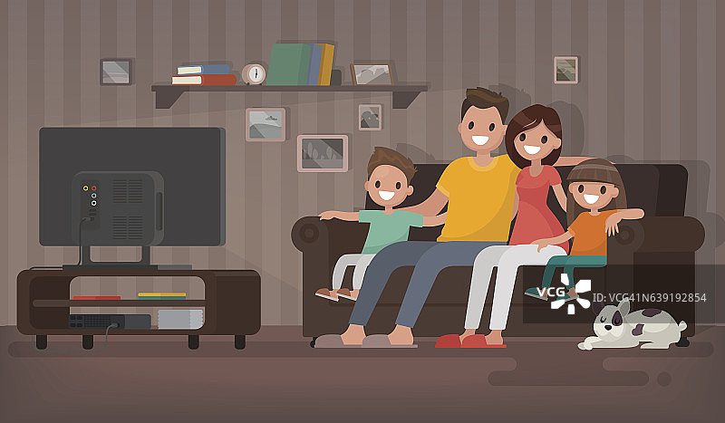 幸福的一家人坐在家里的沙发上看电视图片素材