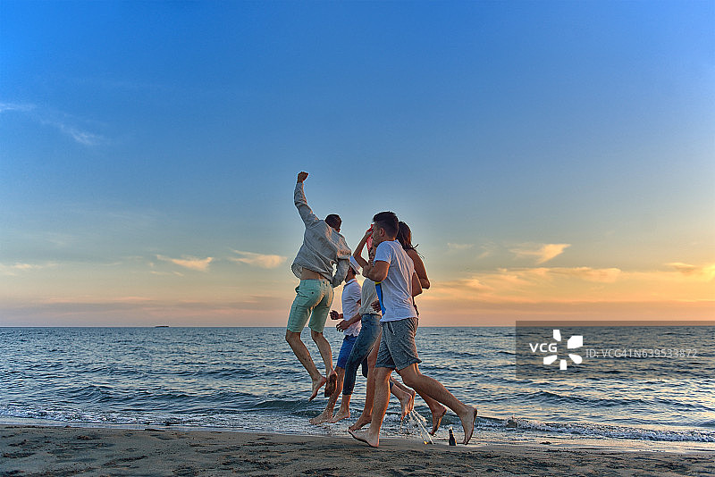 一群年轻人在海滩上跳舞图片素材