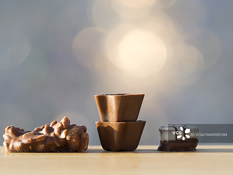 一堆巧克力，黑巧克力和牛奶巧克力图片素材