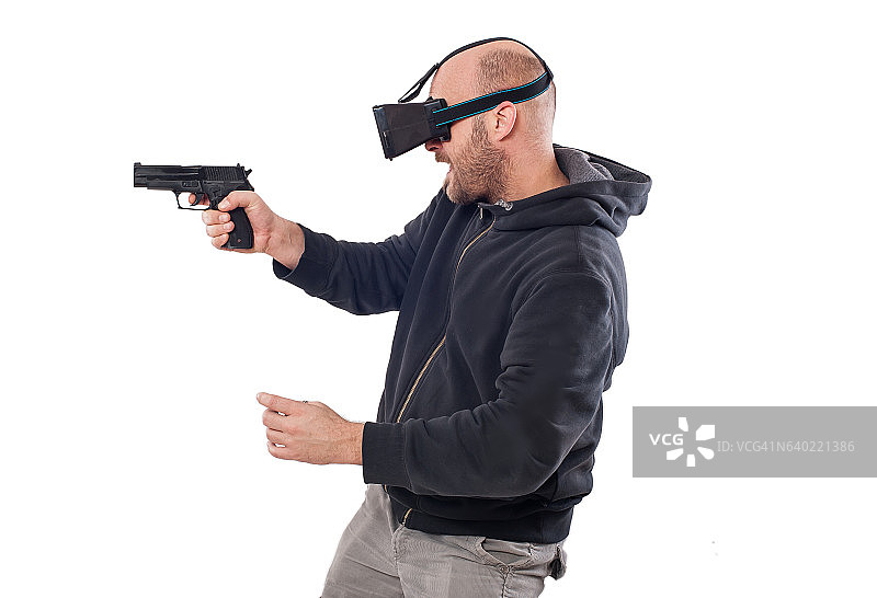 男子玩虚拟现实射击游戏与虚拟现实枪眼镜图片素材