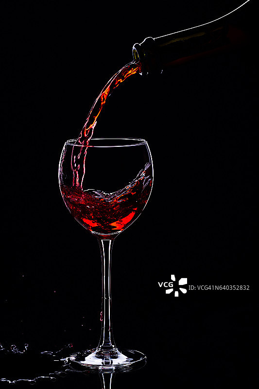 黑色背景上的葡萄酒瓶酒杯，简约主义，图片素材