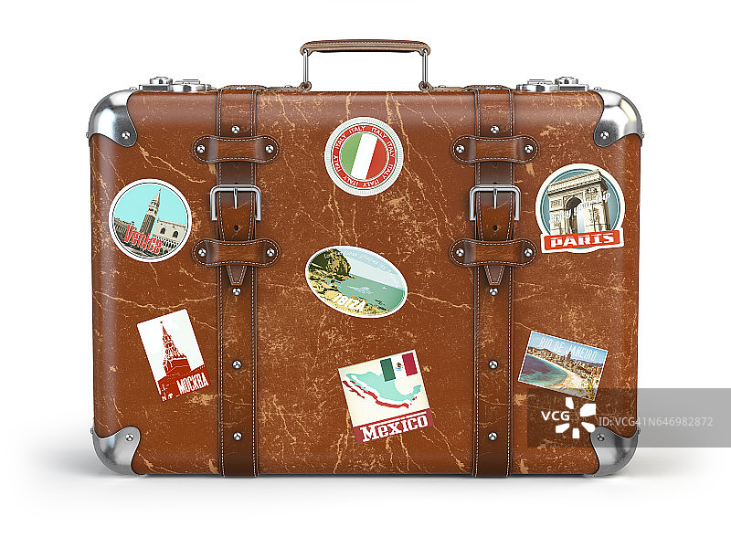 旧手提箱行李与旅行标签孤立在白色背景。图片素材