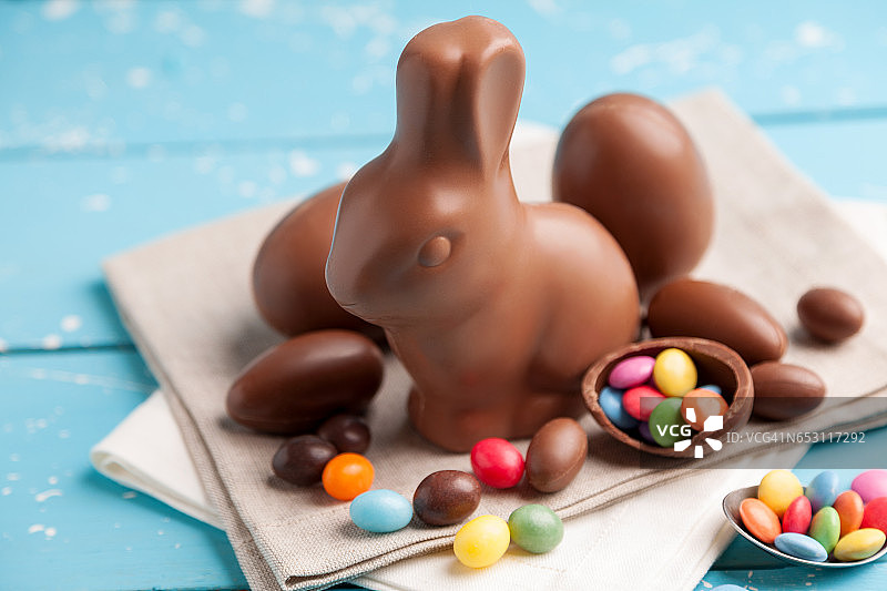 美味的巧克力复活节兔子，鸡蛋和糖果图片素材