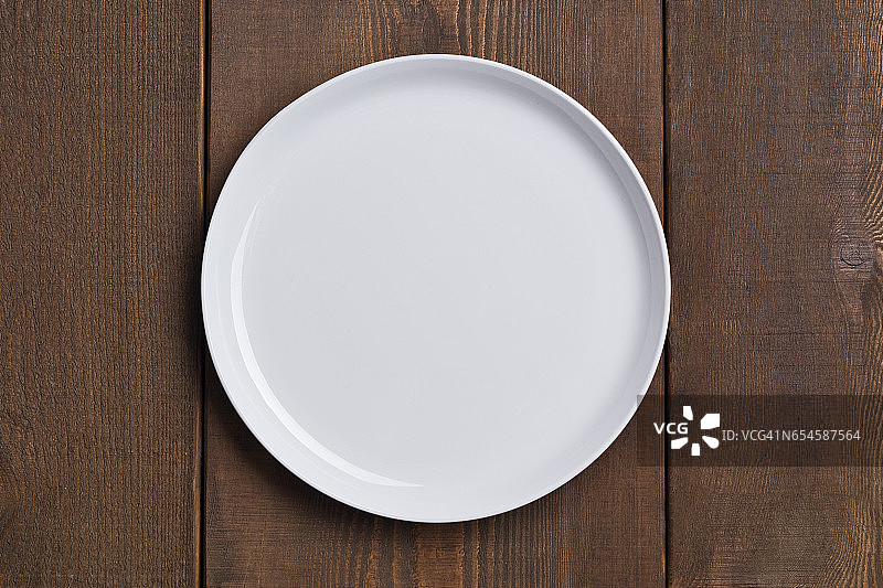 木桌上空着白色盘子图片素材