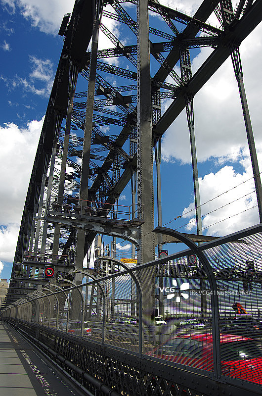 澳大利亚新南威尔士州悉尼，从大桥东侧的行人专用步道上俯瞰悉尼海港大桥图片素材