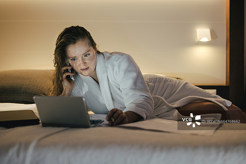 穿着浴衣的女人在用平板电脑。图片素材