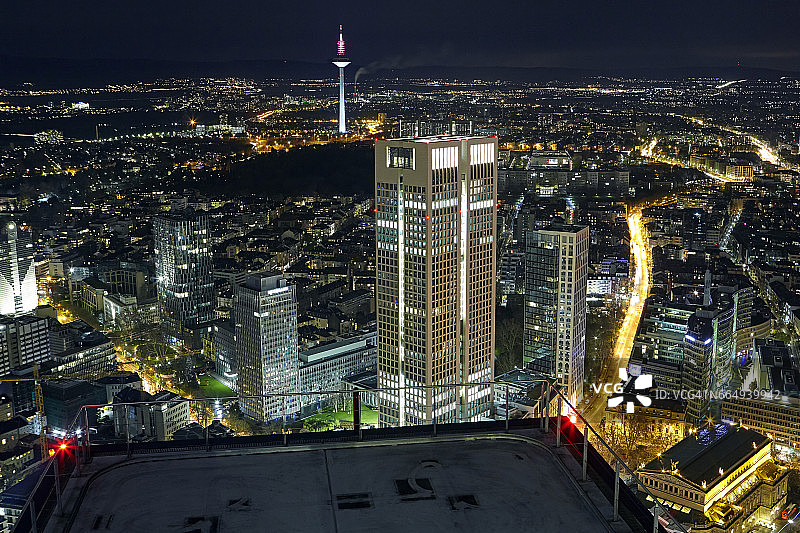 法兰克福商业区的高架天际线在夜晚灯火通明图片素材
